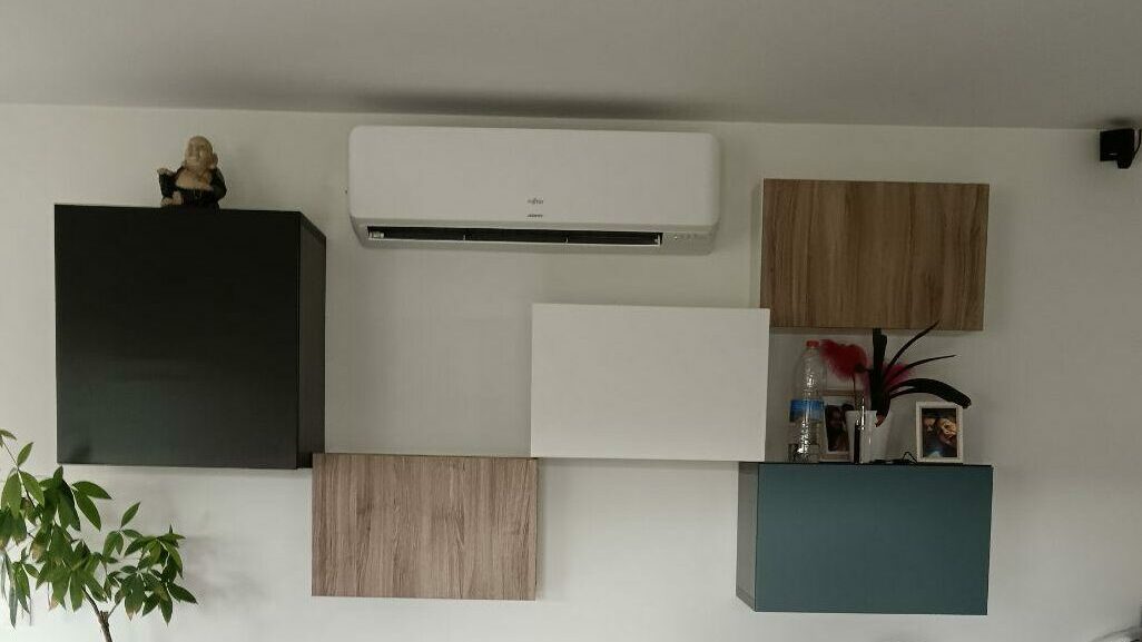 Réalisations de climatisation dans un salon de 60m² avec groupe extérieur sur support mural