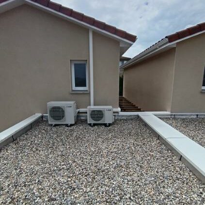 Réalisations de trisplit pour les chambres avec les groupes sur le toit